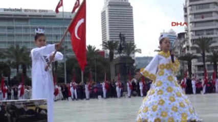 Izmir Yüzlerce Öğrenciden Izmir'de Coşkulu Gösteri