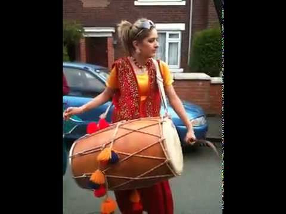Western Girl Beating Punjabi Dhol || Amazing Talent || Must Watch