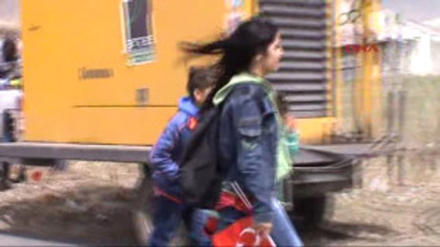 Ardahan'da Fırtına Çatıları Uçurdu, Ağaçları Yıktı