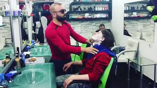 Ce barbier est fou.. En mode claques dans la tronche