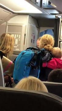 Ce steward d'American Airlines maltraite une maman et lui arrache une poussette des mains