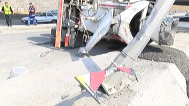 Başakşehir'de Virajı Alamayan Beton Mikseri Yola Devrildi