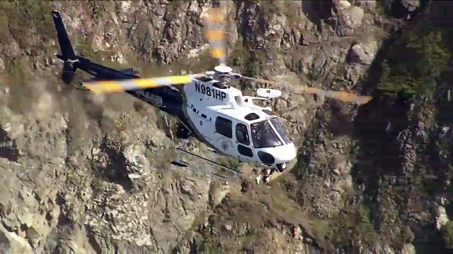 Un sauvetage dramatique d'un homme qui s'accroche à une falaise escarpée sur la mer