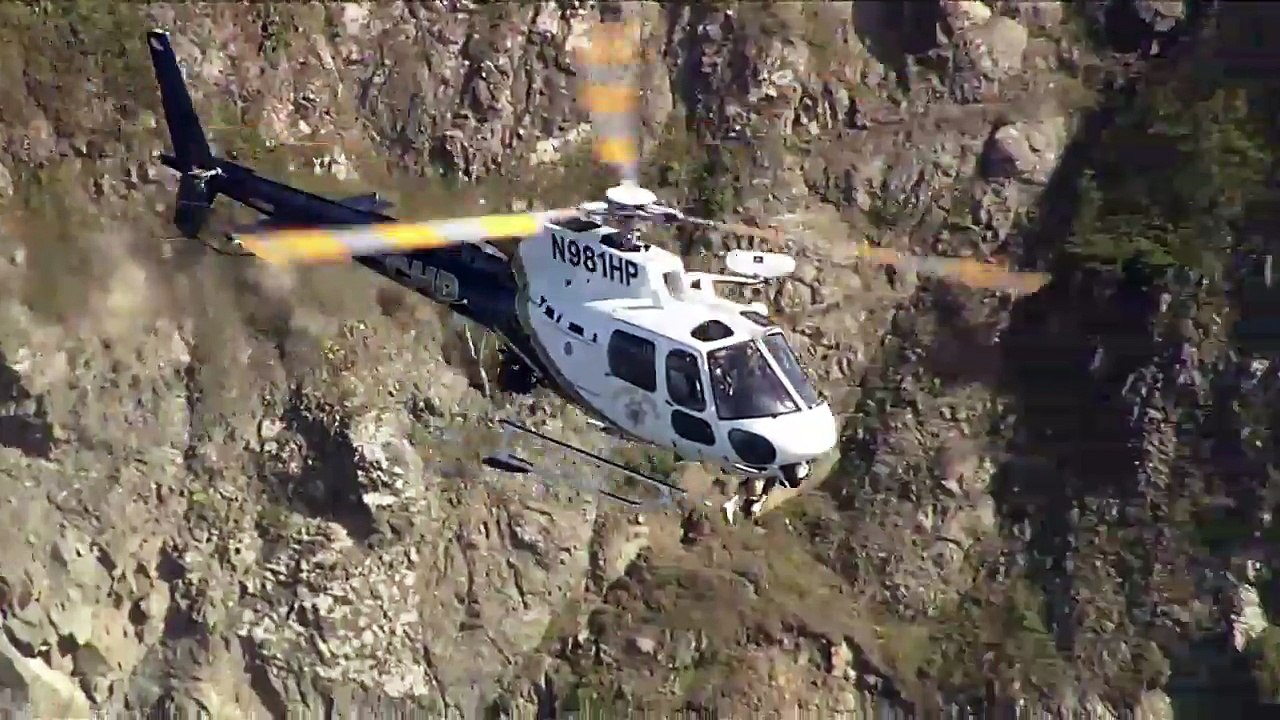 Un sauvetage dramatique d'un homme qui s'accroche à une falaise escarpée sur la mer
