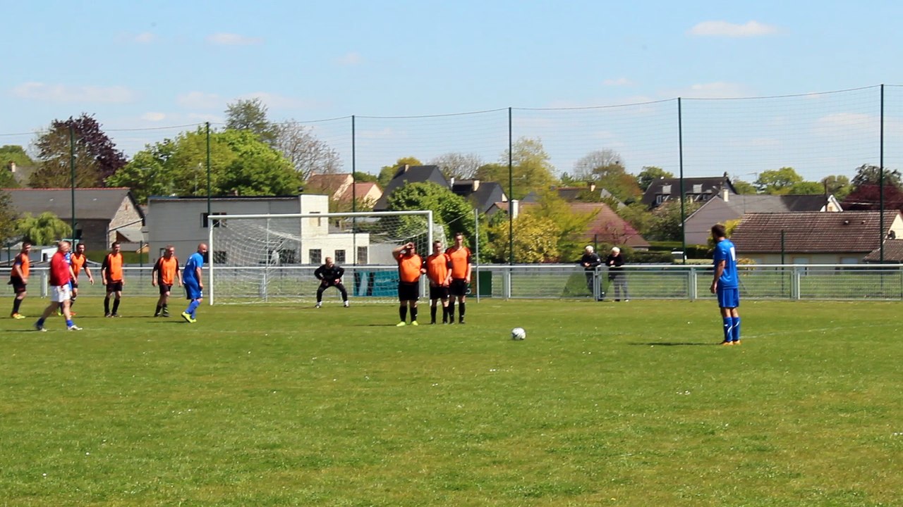 23/04/2017 : Soulgé C VS Neau AS 2. Coup Franc de David et Bel Arrêt du gardien.