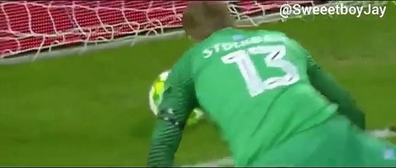 Ce gardien marque 2 fois contre son camp en ligue des champions !