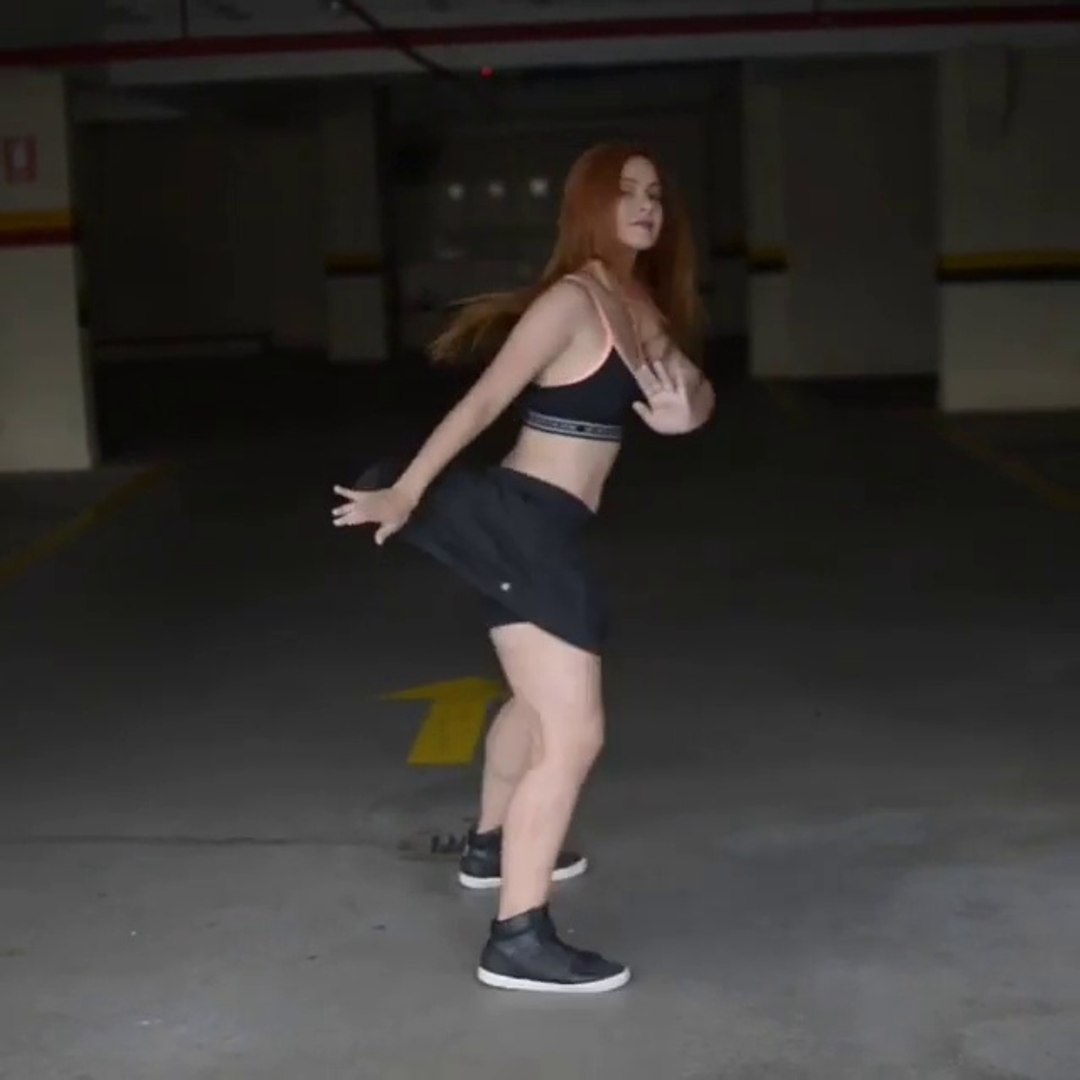 Mirela Janis dançando