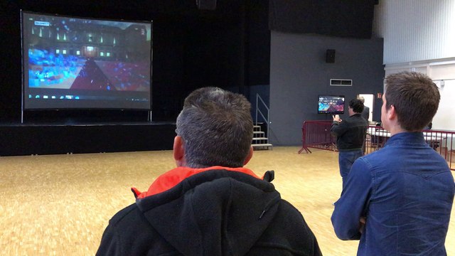 Réactions à Bourgoin-Jallieu à 20 heures alors que sont dévoilés les résultats du premier tour de l'élection présidentielle.