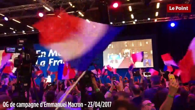 Le public en liesse à l'annonce des résultats au QG d'Emmanuel Macron