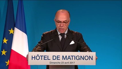 Le Premier ministre Bernard Cazeneuve appelle à voter Macron