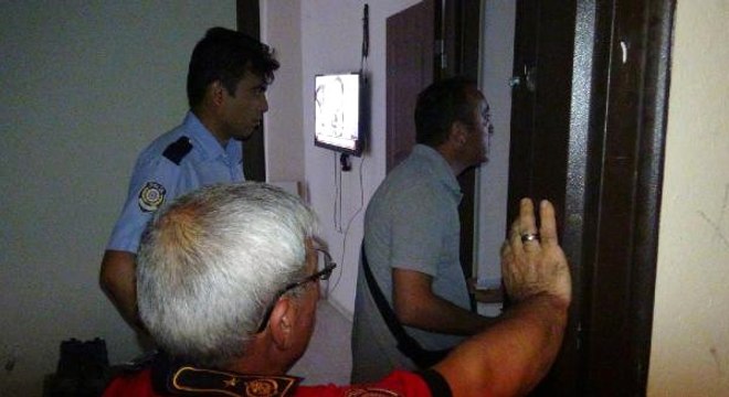 Arkadaşına İntihar Edeceğini Söyleyen Kadın Ekipleri, Çocuğuyla Kapıda Karşıladı