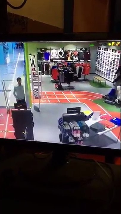 Adam anında çalıyor hırsızlık yapıyor ve kaçıyor yakalanmıyor