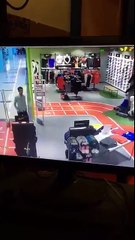 Adam anında çalıyor hırsızlık yapıyor ve kaçıyor yakalanmıyor