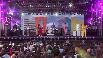 Paramore Performs Hard Times