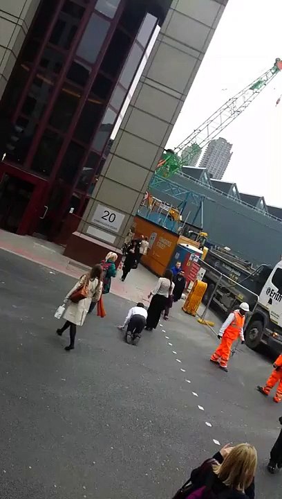 A Londres une femme promène un homme en laisse