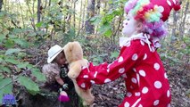 Américain et bébé pitre poupée fille cacher dans jouer pièces chercher le le le le la les bois Bitty w doh