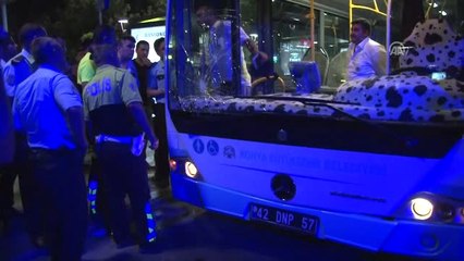 Belediye Otobüsü Durakta Yolculara Çarptı