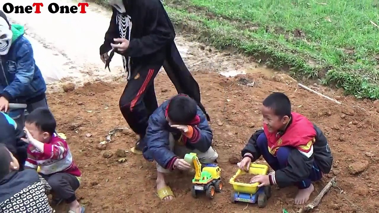 Accidente bebé coche gracioso héroe bromista Policía bromas rescate hombre araña súper oportuno vídeos elsa