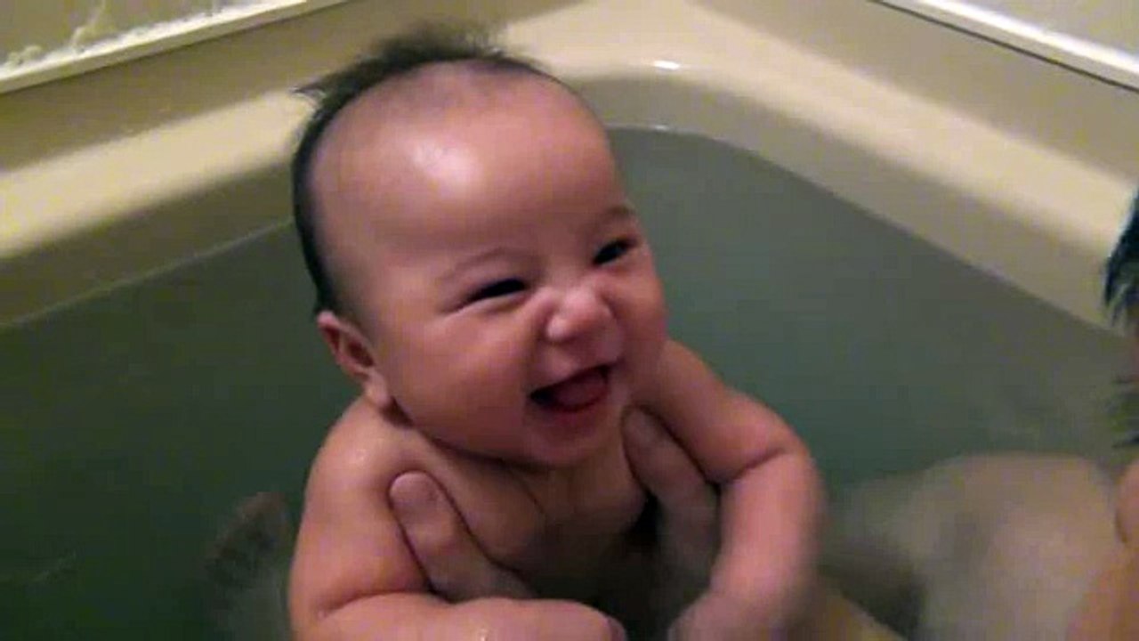 赤ちゃんお風呂でビックリ！！おもしろ動画　生後３か月のmy Baby♪