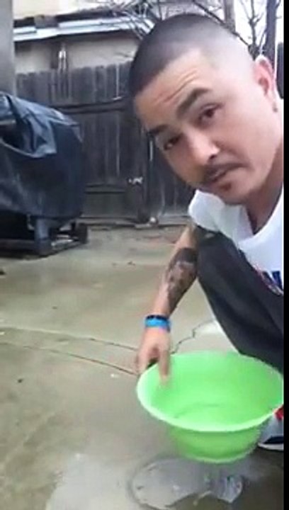 Papa fait la blague du caca à son fils