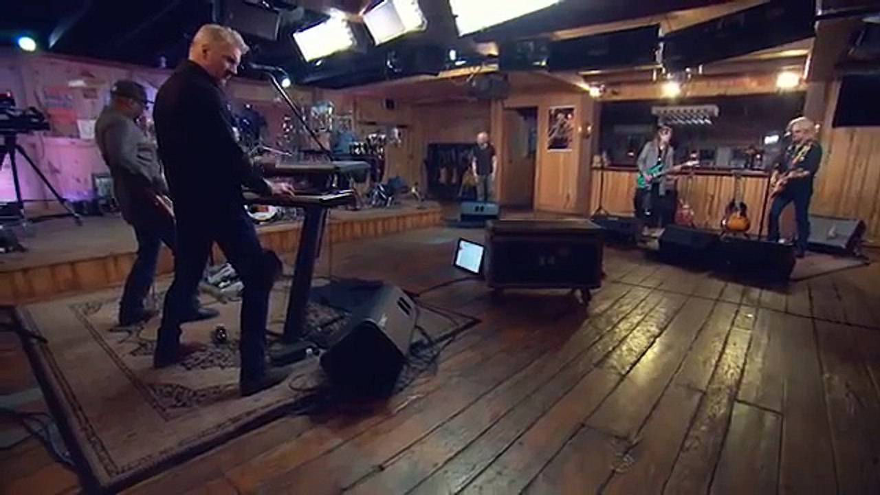 Live from Daryls House Chris Daughtry Out of Touch