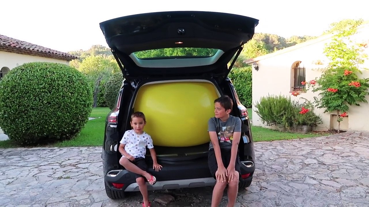 ON GONFLE UN BALLON GÉANT DANS LA VOITURE !