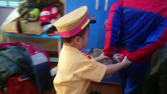 Это на арестовать Детка ребенок в в в в джокер пагубный Полиция тюрьма против паук поймали на краже золота 3.2.1