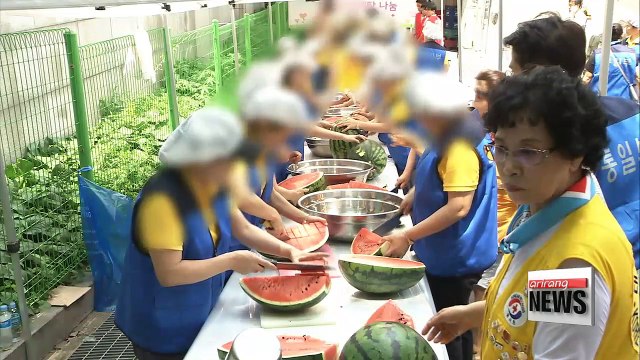 North Korean defectors experience volunteer work for the first time