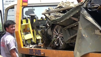 Xe tải chở đá bị lật đè nát ôtô 4 chỗ