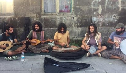 Sokak sanatçıları tarihi kent Kars'ta