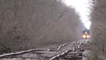Un train passe sur des rails complètement tordus