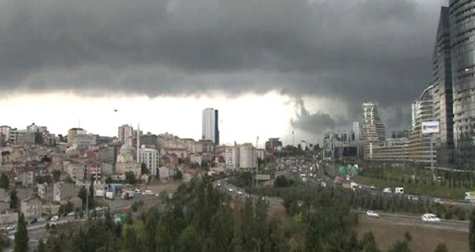 İstanbul'da Gündüz ve Gece Birbirine Karıştı! Bölge Bölge Yağışlar Başladı