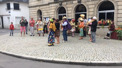 Vieilles Charrues : la fanfare en ville