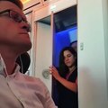 Il voit un homme et une femme entrer ensemble dans les toilettes d’un avion et décide de filmer leur sortie…