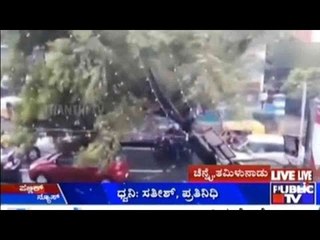 ತಮಿಳುನಾಡಿನಲ್ಲಿ ವರುಣನ ಆರ್ಭಟ | ಚಲಿಸುತ್ತಿದ್ದ ಕಾರ್ ಮೇಲೆ ಉರುಳಿದ ಮರ