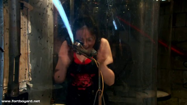 Fort Boyard 2017 : extrait d'Agathe Auproux dans la Cabine abandonnée (émission du 15 juillet 2017)