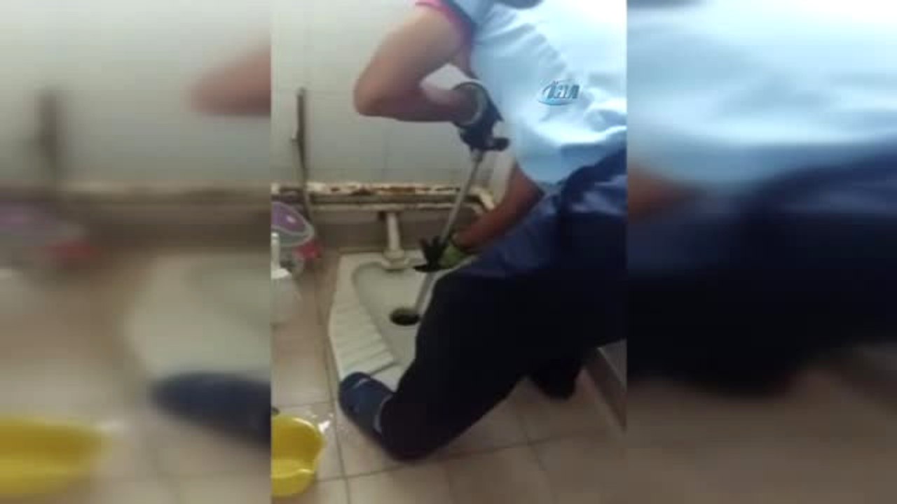 Tuvalet Deliğine Düşen Ördeği İtfaiye Böyle Kurtardı