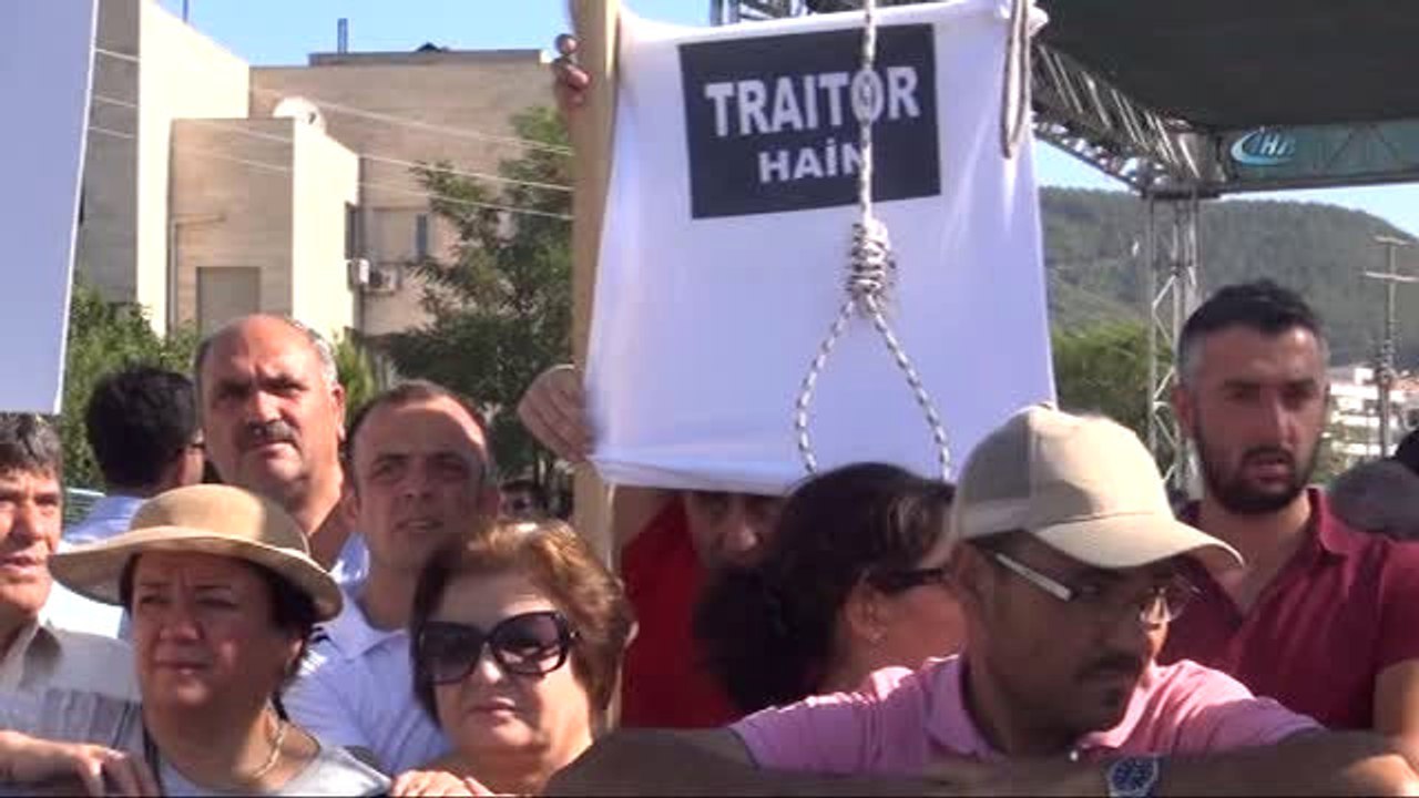 Hero' Tişörtüne 'Traitor' Tişörtü ile Karşılık...