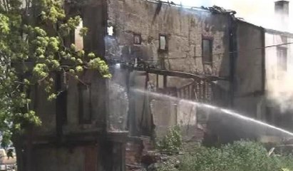 Ankara'da iki tarihi binada yangın: Binalardan biri çöktü, diğeri küle döndü