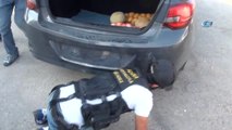 Polis Ekipleri Tamirci Gibi Çalışıp Otomobilin Zulasında 27 Kilo Esrar Çıkardı