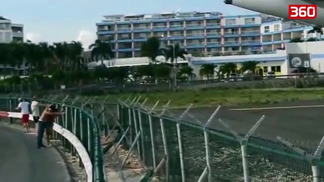 Vazhdojne cmendurirat ne plazhin me te rrezikshem ne bote. Nje tjeter grua eshte fluturuar ne ajer nga motorret e avioni