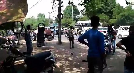 कमजोर दिल वाले न देखें ,बहुत ही जबरदस्त लड़ाई ,सैलूट है पुलिस वाले को जिसने इनको बचाया