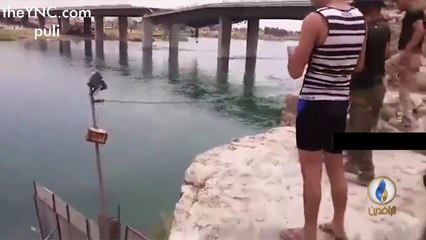 Vídeo terroristas ISIS lanzados desde un precipicio