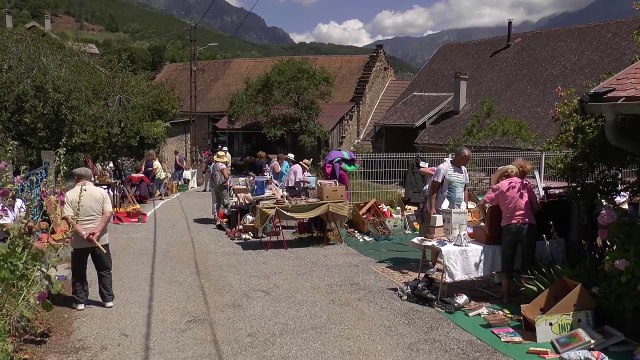 D!CI TV : petit mais costaud, le vide-grenier de La Broue près de St Firmin