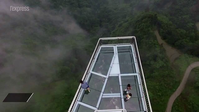 Une passerelle de verre suspendue à 120 mètres au-dessus du vide en Chine