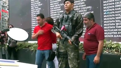 Trafik Polisi, Ömer Halisdemir Heykelinin Elini Öptü