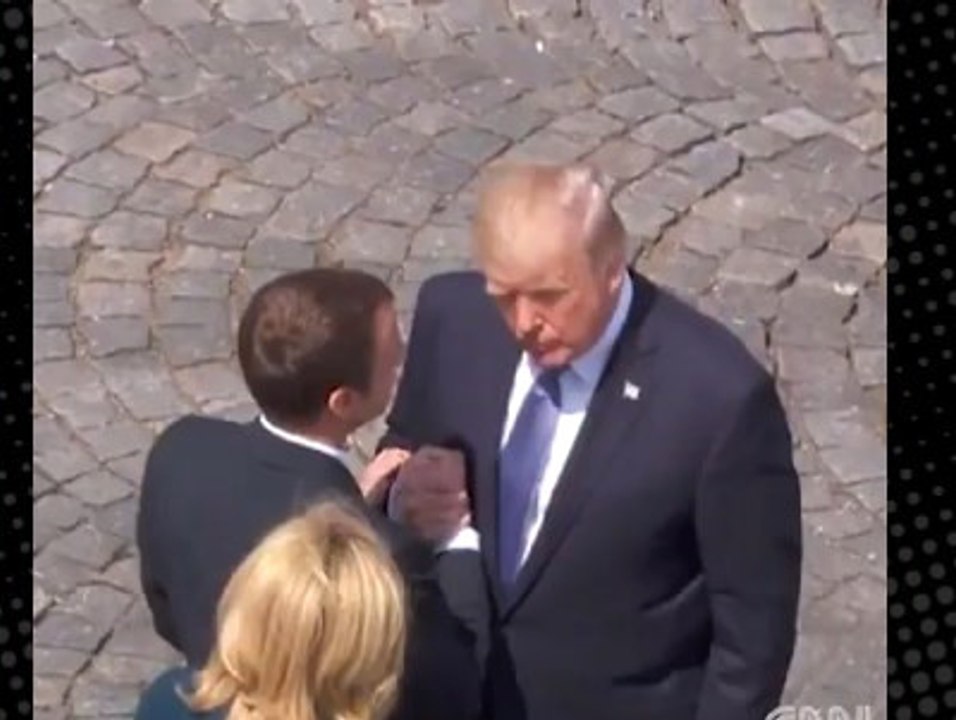Trump'ın, Macron'un Elini 30 Saniye Boyunca Bırakmayıp Tokalaşması Olay Oldu