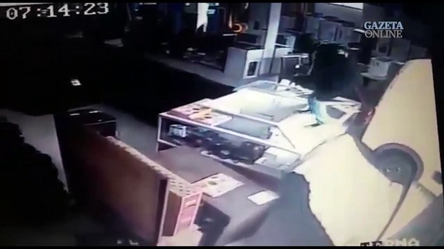 Homem usa carro de padeiro para fazer roubos e é perseguido pela polícia