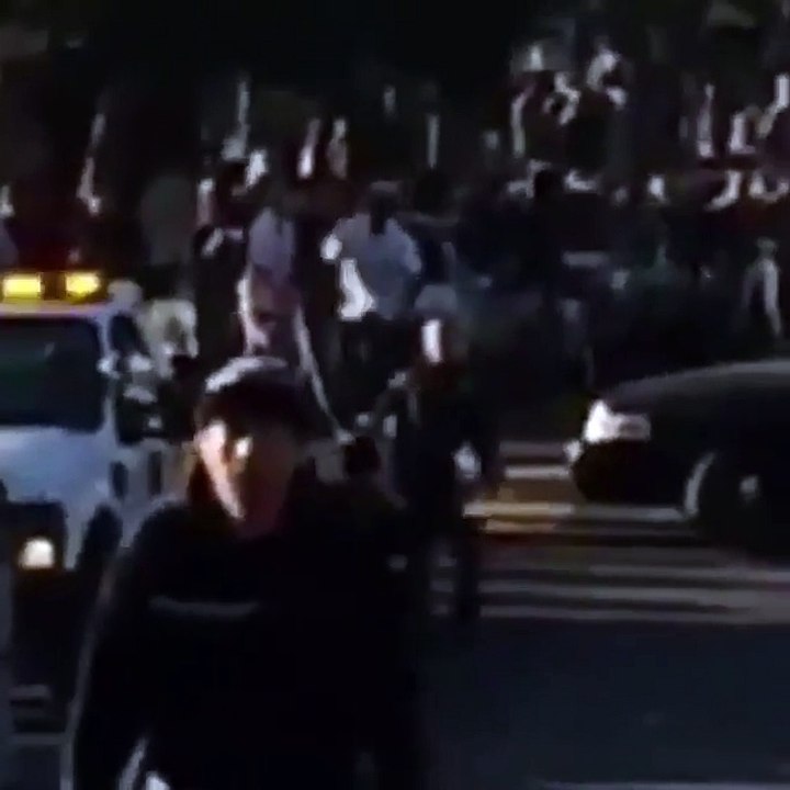 Un policier vs skateboarder au Dolores Park à San Francisco.