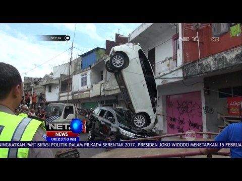 Mobil Terjun Bebas dari Lantai Dua Mall - NET24